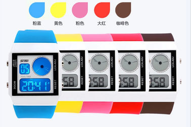 Hai Time Zone thao Mutifunction kỹ thuật số Xem nhựa Strap Với 5 màu sắc Backlights