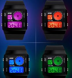 Hai Time Zone thao Mutifunction kỹ thuật số Xem nhựa Strap Với 5 màu sắc Backlights